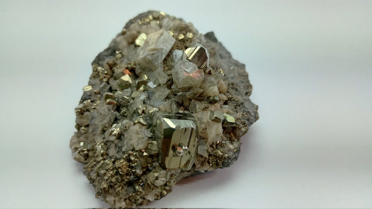 Beautiful specimen of Colombian cubic pyrite in bedrock, available岩盤にあるコロンビア ピリタ キュービカの美しい標本、入手可能