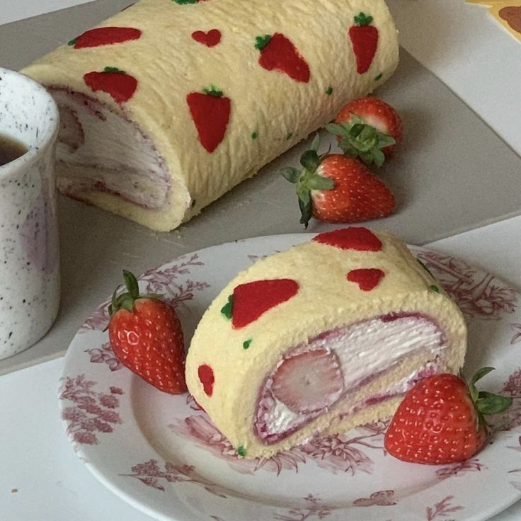 daily_dolce's tweet photo. Strawberry roll cake https://t.co/FvN8u7YID6