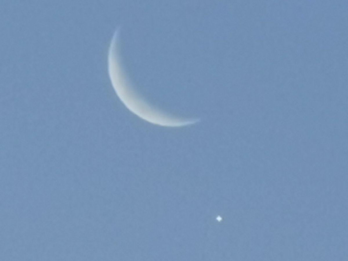 If you have a clear sky where you are, take a moment to look at the moon appearing super close to Venus. This is what it looks like from Cape Town...