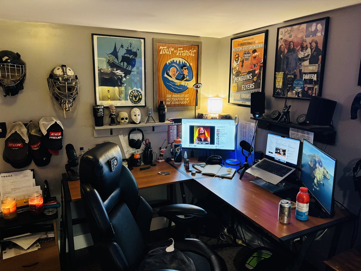 jasonmyrt's tweet image. Home studio is ready for a brand new #AhJeez Podcast with me and @harrymayesTU in 10 mins. Let’s Go!!!  #GetchaPull
@AhJeezPod
