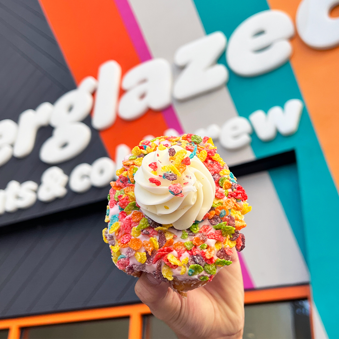Sure you can go classic glazed, but what's the fun in that! 🌈

🍩 Fruity Pebbles Donut