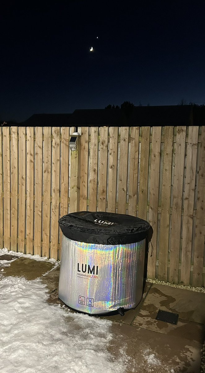 Beautiful sunset on the evening run. The ‘evening star’ and moon together over the Ice Bath.🧊🏃‍♂️⭐️🌙

Lots of road ahead in 2025. 
Keep a lookout.. 👀 👍