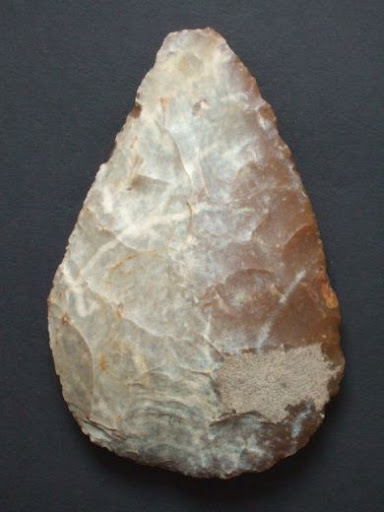 RollandAime1's tweet image. Pierre, qui s'était disputé avec Georges autrefois quand son père prenait une hache de pierre polie pour un morceau de ciment, a cette fois trouvé dans un champ un biface magnifique en pierre taillée. Il va le montrer à un archéologue qui a une maison à Oisy, Richard Adam.