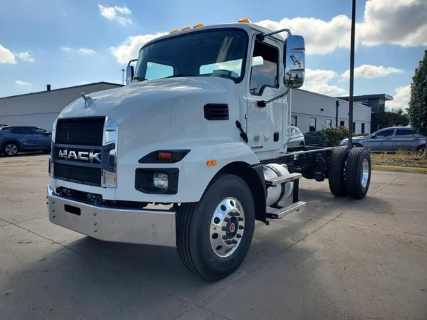 TranSource_SD's tweet image. Take on the toughest jobs with the 2025 Mack MD7. Built for power, durability, and comfort, this medium-duty truck is ready to keep your business moving. Experience the difference today. #MackMD7 #BuiltForTheToughestJobs #PowerAndDurability #MackTrucks  #DriveWithConfidence