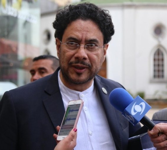 AdrianaVeterin's tweet image. Colombia está mamada de estos hijueputas manipuladores que apenas asoma la campaña, empiezan a prometer rebajarse el sueldo, pero cuando llegan al poder, entre ellos mismos hunden la idea. 
MuelaPicha, deje de vender humo, payaso HP.