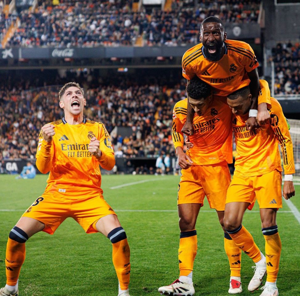 abdollah__a's tweet photo. Real Madrid 0-1 Valencia 
Vinicius Jr    🟥 79'
Luka Modric ⚽️ 85'
Bellingham   ⚽️ 90+5'
Real Madrid 2-1 Valencia

این میمون رو هم اخراج کنید بازم رئال می‌بره https://t.co/XcE8ioOqS5