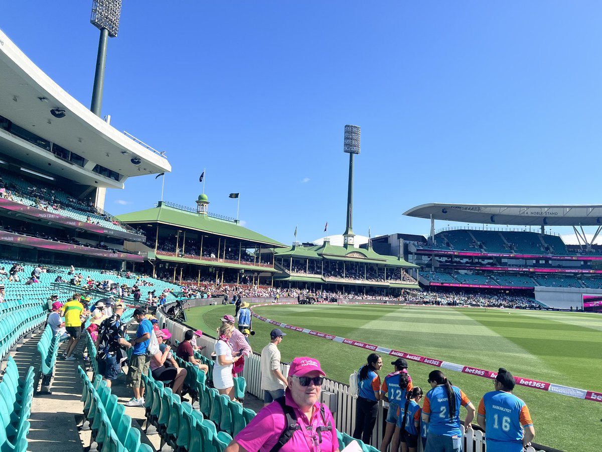 n_suren's tweet image. Come on #TeamIndia 💪🇮🇳

#SCGTest #AUSvsIND #BGT2025