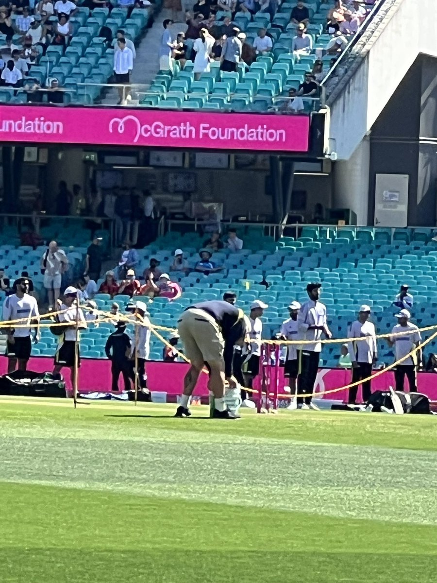 n_suren's tweet image. Come on #TeamIndia 💪🇮🇳

#SCGTest #AUSvsIND #BGT2025