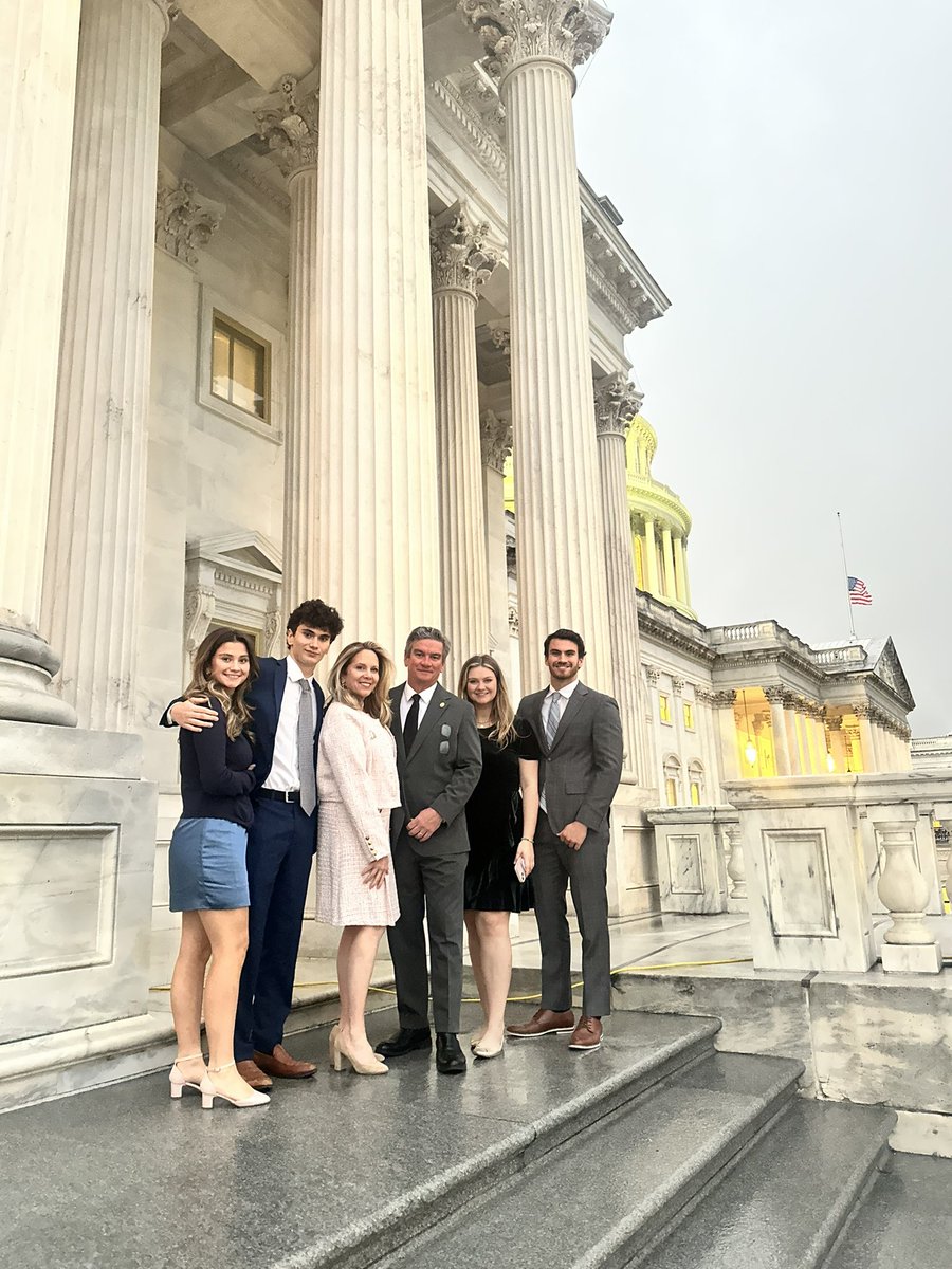 LauraAGillen's tweet image. So grateful to have my family by my side as I was sworn into Congress as #NY04’s Congresswoman earlier today!
Follow my official account @RepLauraGillen to stay up to date on my work delivering bipartisan solutions for Nassau County on the pressing issues we face.