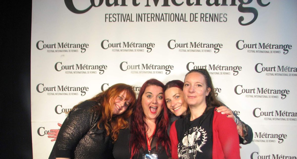 🧙‍♀️Souvenirs d'events de La S'horrorité 🧙‍♀️

1ère photo: au marché des créatrices que nous avions organisé au <a href="/PointEphemere/">Point Éphémère</a>  à Paris (vous noterez comme Jessica essaye de capter l'attention d'une autre Jess)

2e photo: photocall incroyable à l'édition <a href="/courtmetrange/">Court Métrange</a>  2022