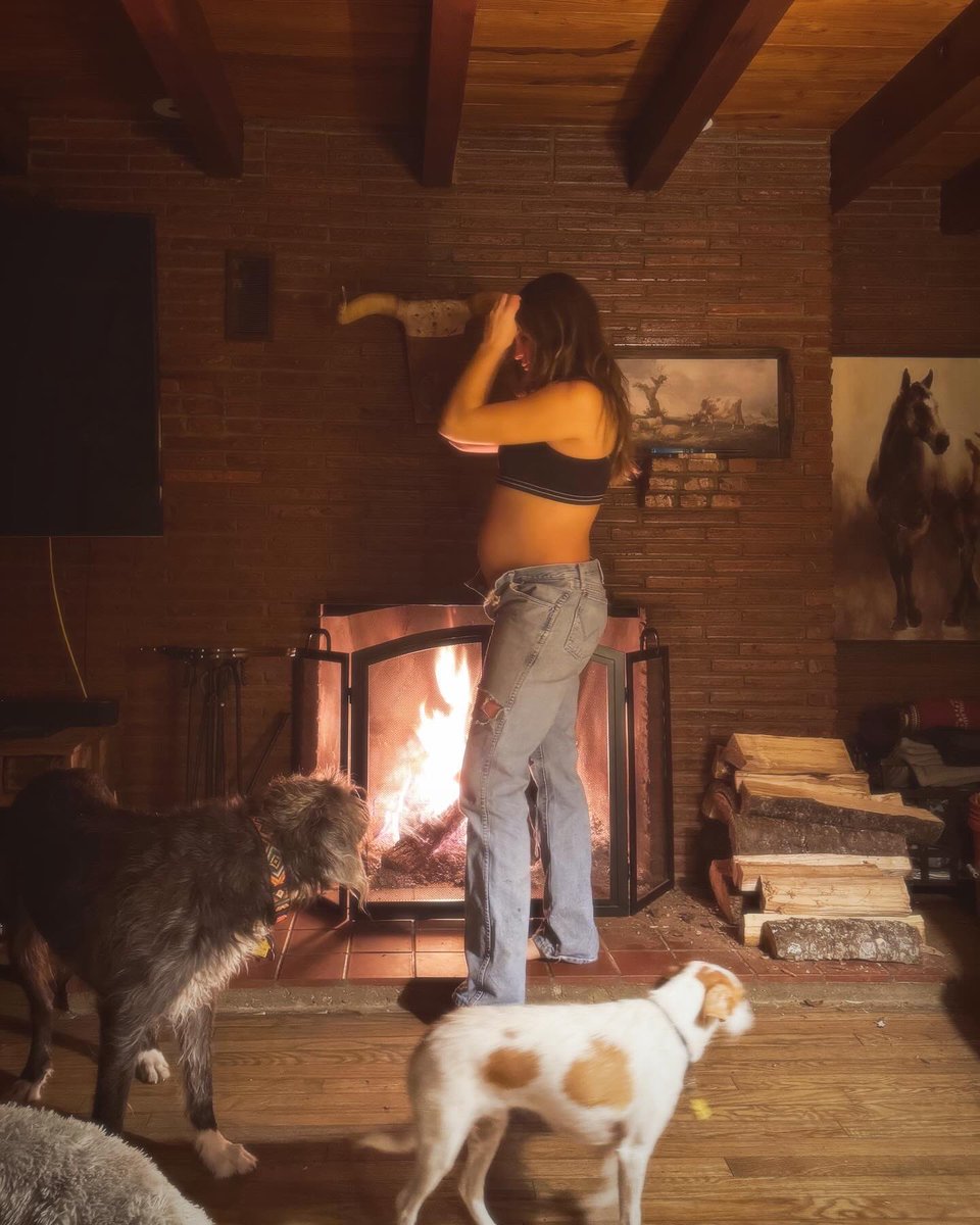 SarahAmes's tweet photo. Hi. I’m 7 (almost 8) months pregnant 😁🤎 https://t.co/JSQARl1xuT