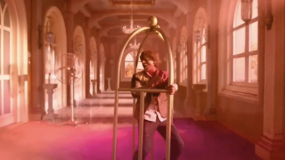 010_srk's tweet image. A most glorious song, as cheeky as it is charming, Bauua putting on a show to win Aafia without realising he’s actually falling in love. 

And surprises us at the end by being suddenly full SRK length—immediately so much hotter with those long limbs ❤️‍🔥🔥✨

#Zero #MereNaamTu