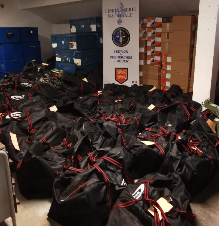 BrunoRetailleau's tweet photo. Je remercie chaleureusement la Section de recherches de la @gendarmerie de ROUEN et  l’OFAST  ainsi que les magistrats du parquet du Havre et de la JUNALCO pour le travail exceptionnel qui a permis la saisie de plus de 2 tonnes de cocaïne dans le port du Havre et l’arrestation de deux mis en cause placés ce soir en détention provisoire. 

La guerre contre le narcotrafic s’intensifie de jour en jour grâce au travail exceptionnel des agents de l’Etat.