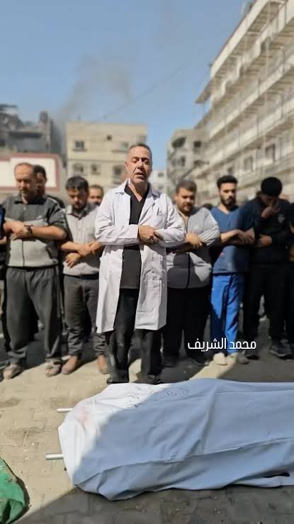 Tarihin en vahşi soykırımı tüm dünyanın gözü önünde devam ediyor. 
Dr Hüsam Ebu Safiye terörist israil’in bombardımanın da şehit olan (8) yaşındaki oğlunun  cenaze namazını kıldırdı.
Bugün işgalci israilin elinde esir. 
Bu bir insanlık suçudur! 🇹🇷🇵🇸 #FreeDrHussamAbuSafiya