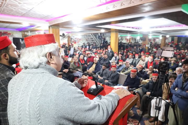 Tanveer777Ahmad's tweet photo. ّپختون سٹوڈنٹس فیڈریشن ضلع سوات کے زيراہتمام " حلف برداری اور امن ماښام" کی تقریب سے عوامی نیشنل پارٹی پختونخوا کے جنرل سیکرٹری حسین شاہ خان یوسفزئ تقریب سے خطاب کرہے ہیں.
#Anp #PSFSwat https://t.co/WBbzOYXYfY