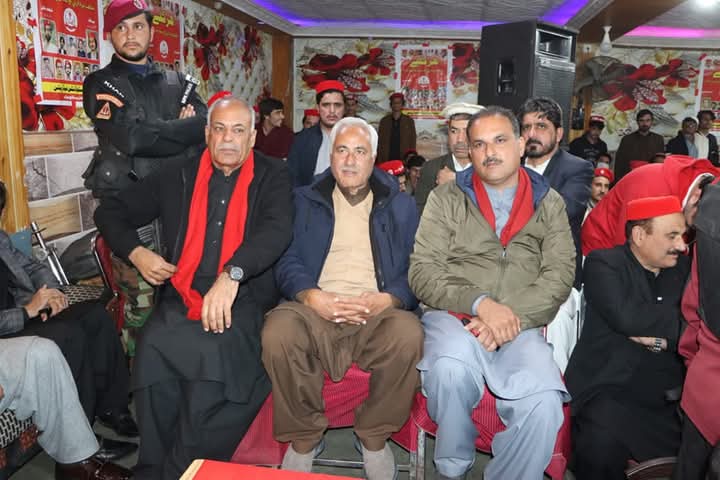 Tanveer777Ahmad's tweet photo. ّپختون سٹوڈنٹس فیڈریشن ضلع سوات کے زيراہتمام " حلف برداری اور امن ماښام" کی تقریب سے عوامی نیشنل پارٹی پختونخوا کے جنرل سیکرٹری حسین شاہ خان یوسفزئ تقریب سے خطاب کرہے ہیں.
#Anp #PSFSwat https://t.co/WBbzOYXYfY