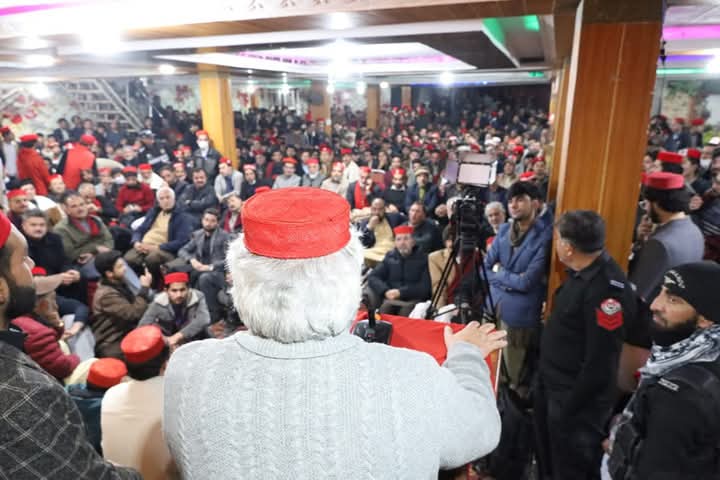Tanveer777Ahmad's tweet photo. ّپختون سٹوڈنٹس فیڈریشن ضلع سوات کے زيراہتمام " حلف برداری اور امن ماښام" کی تقریب سے عوامی نیشنل پارٹی پختونخوا کے جنرل سیکرٹری حسین شاہ خان یوسفزئ تقریب سے خطاب کرہے ہیں.
#Anp #PSFSwat https://t.co/WBbzOYXYfY