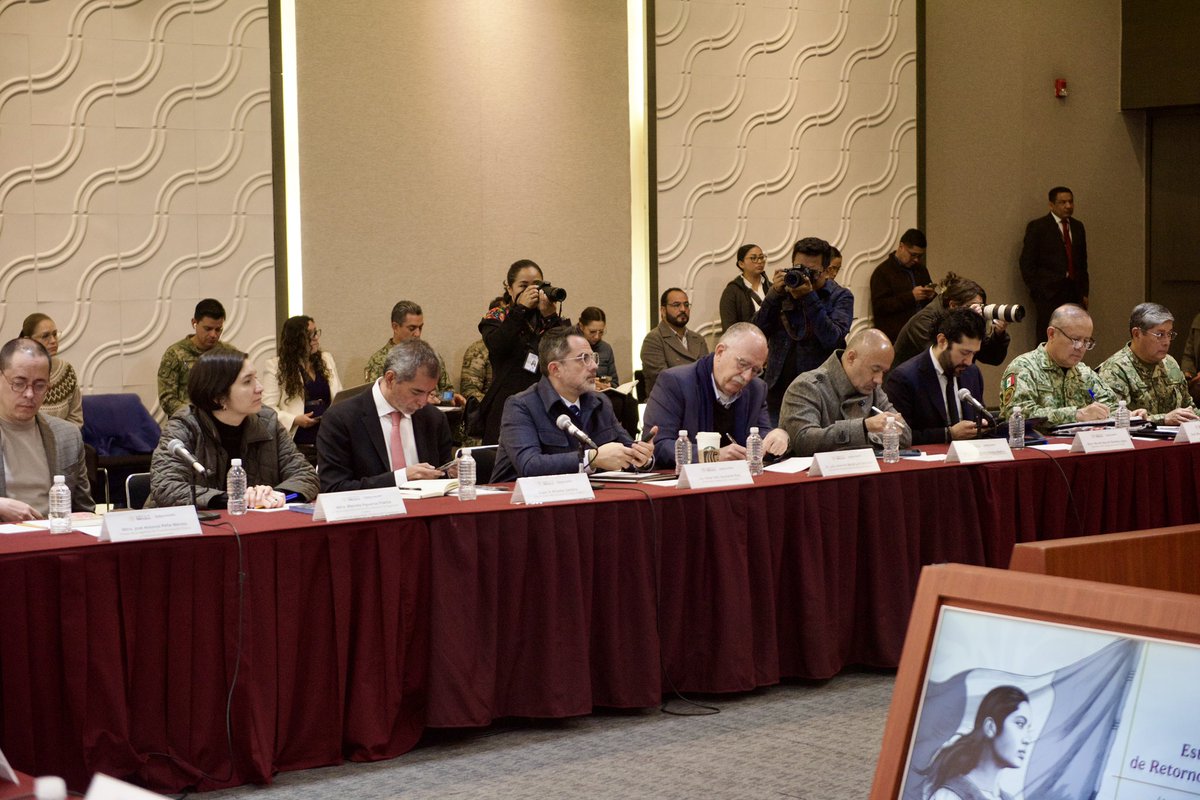 rosaicela_'s tweet photo. #Hoy nos reunimos en la @SEGOB_mx con compañeras y compañeros del Gabinete del @GobiernoMX para fortalecer la estrategia migratoria. Trabajaremos unidos por el bienestar de nuestros connacionales. 🇲🇽 @Claudiashein https://t.co/iSfa9DQbtX