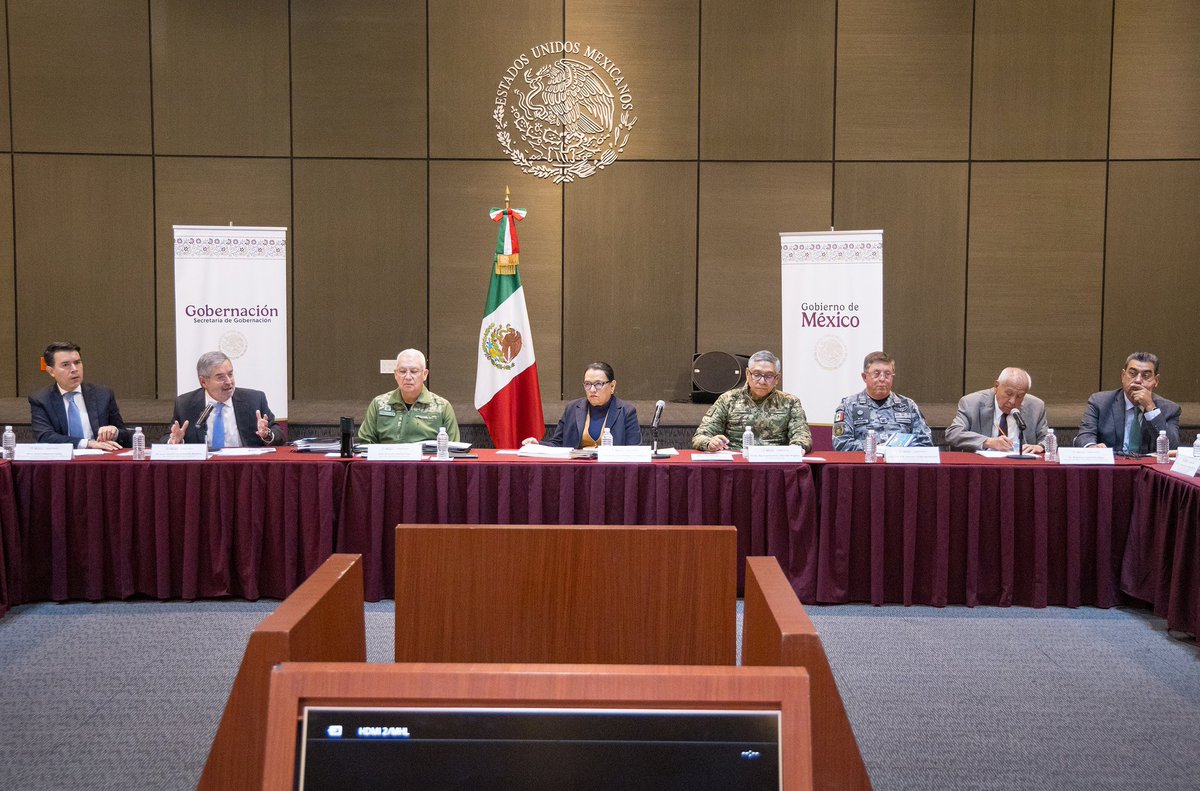 rosaicela_'s tweet photo. #Hoy nos reunimos en la @SEGOB_mx con compañeras y compañeros del Gabinete del @GobiernoMX para fortalecer la estrategia migratoria. Trabajaremos unidos por el bienestar de nuestros connacionales. 🇲🇽 @Claudiashein https://t.co/iSfa9DQbtX