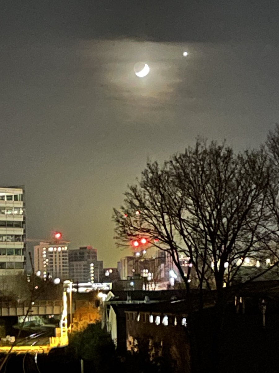 Niall Sookoo (@captainsooks) on Twitter photo Grateful as ever to the hugely knowledgeable <a href="/MeirionTweets/">Meirion Jones</a> for explaining it was Venus to the right of the moon, with some pointers on locating Saturn and to round it off, offering the advice that at 20.30, 30 degrees south I will see Mars. Grateful as ever to the hugely knowledgeable <a href="/MeirionTweets/">Meirion Jones</a> for explaining it was Venus to the right of the moon, with some pointers on locating Saturn and to round it off, offering the advice that at 20.30, 30 degrees south I will see Mars.