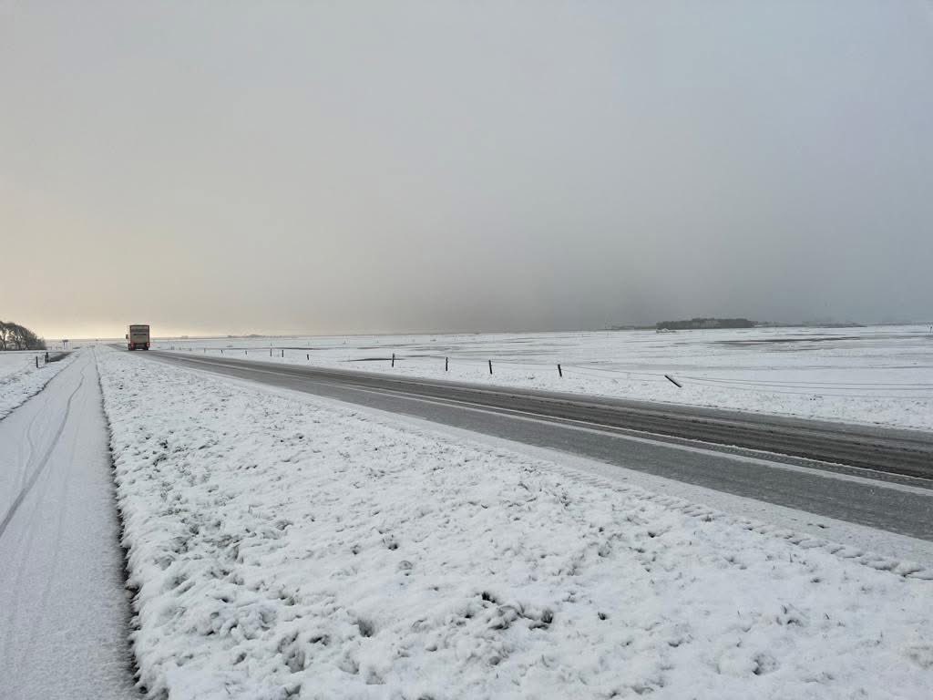 ❗️❄️ Dit weekend, met name in de nacht van zaterdag op zondag, kan het plaatselijk glad worden. Daarom gaan onze collega’s van de buitendienst de weg op om te strooien. Pas bij winterse neerslag uw snelheid aan en rij voorzichtig!