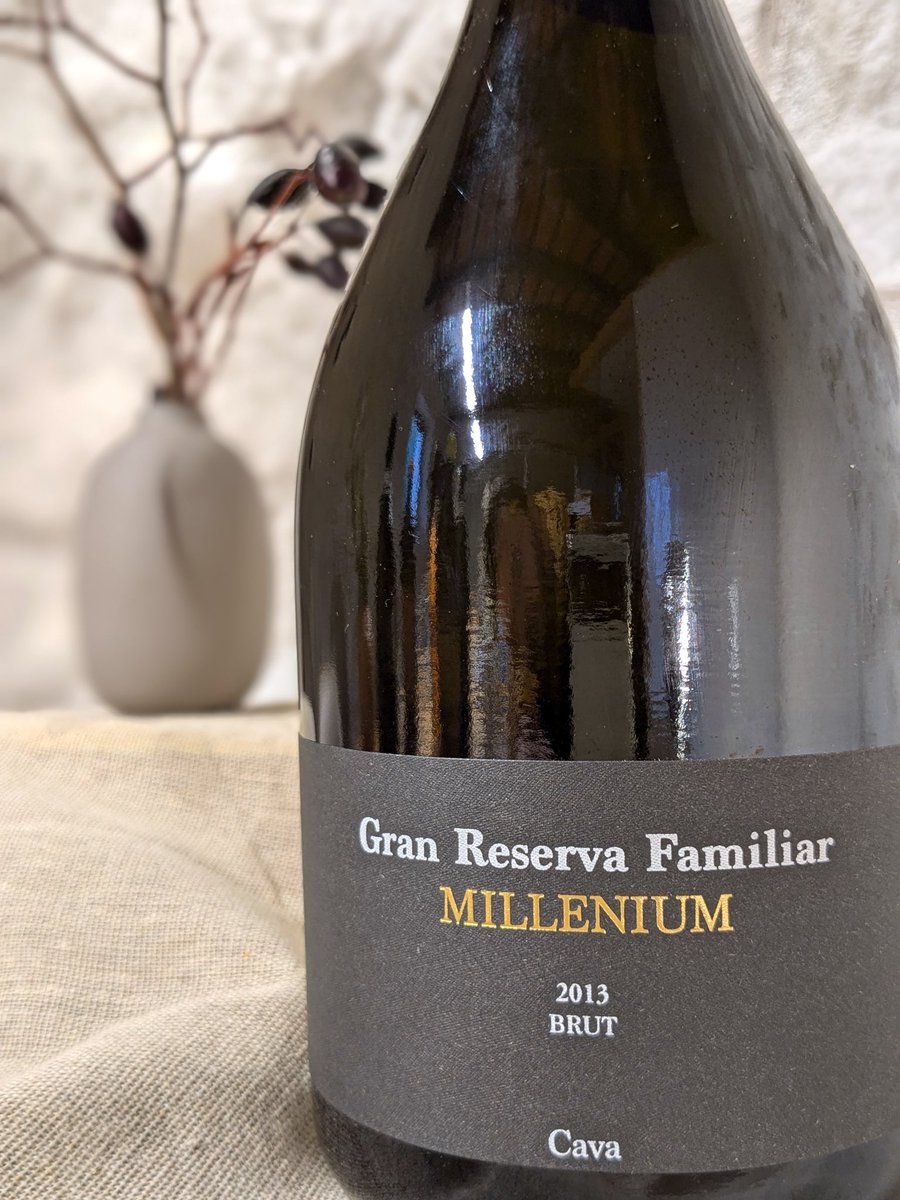 💫Un dels nostres caves estrella: el Gran Reserva Familiar Millenium 2013.

🍇Parellada, Xarel.lo, Macabeu i Chardonnay

🤤És un cava que no necessita gaires complements, perquè ja ens ho aporta tot.

🔗 Botiga: cellerscarol.com/producte/gran-…