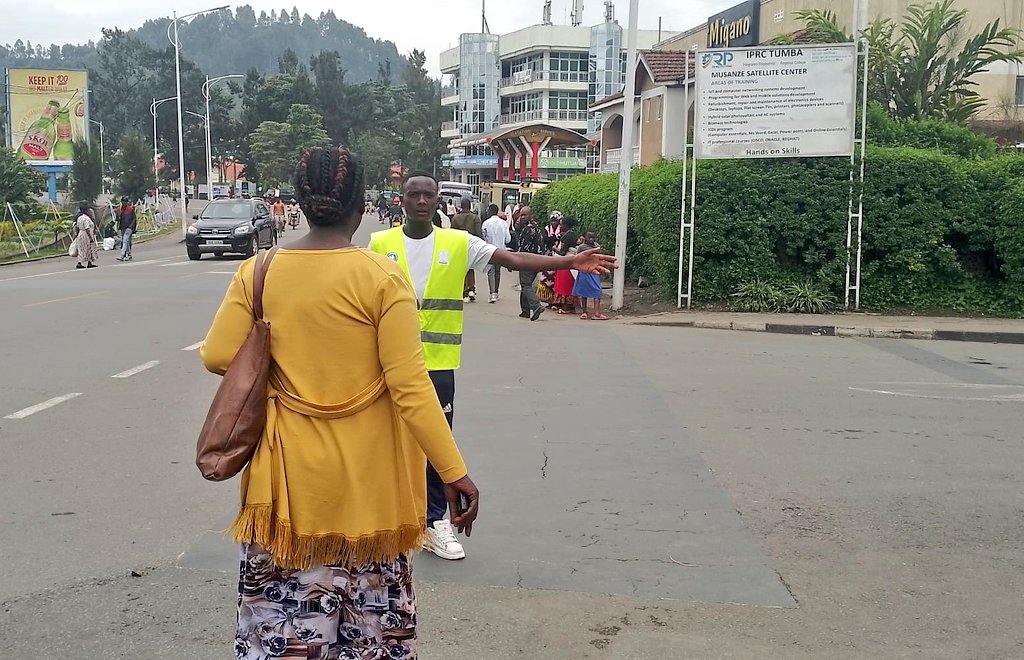 YouthMusanze's tweet photo. @RwandaYouthVol1 muri @MusanzeDistrict , kubufatanye na @Rwandapolice bakomeje gukora  Igikorwa cyubukangurambaga bugamije Kumenyereza abaturage impinduka kuri zebra crossing  mumugi wa #Musanze aho zavuguruwe zikegezwa Hirya yamasangano y'inzira nyabagerwa.
@RwandaLocalGov https://t.co/z2ATb6ztL2