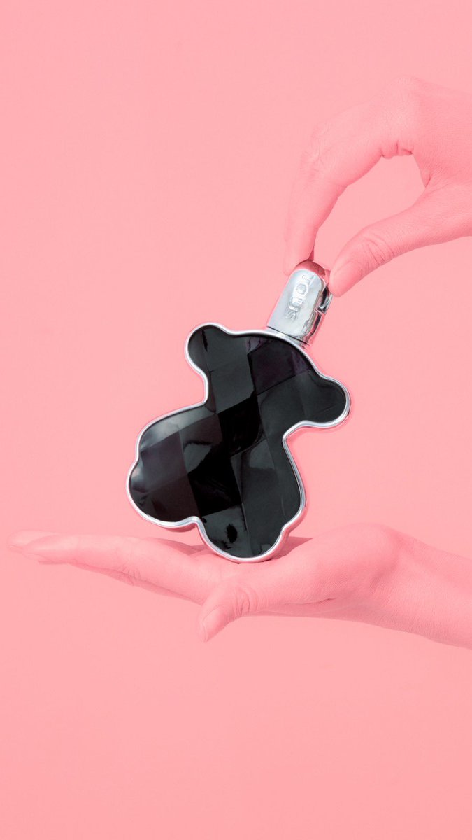 Tous Love Me Onyx: Çiçeksi ve meyvemsi dokularla Onyx taşından ilham alan eşsiz bir zarafet. 🖤🌸

Sınırlı süre için üç parfümden oluşan özel kutusunu kaçırmayın! 🖤🌸 

#TousLoveMeOnyx #KokunlaSevil #SadeceSevilde