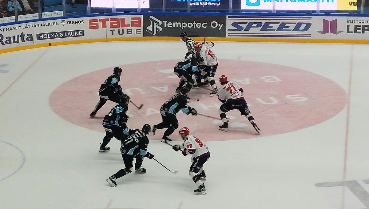 LuukkonenMarkus's tweet photo. Pelsu kairasi loppuunmyydyllä Isku Areenalla selvän voiton HIFK:sta. Joko kurssi on nyt kääntynyt? #pelicansfi #Liiga https://t.co/X7LSzuSQj5