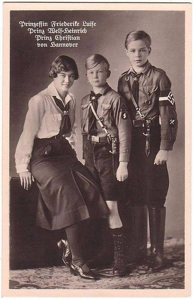 Famelica_legion's tweet photo. En la imagen, Federica de Hannover, madre de Sofia de Grecia y abuela de Felipe VI, con sus hermanos todos muy gustosos vistiendo uniformes de las juventudes hitlerianas.

No olvidemos quienes son. https://t.co/1m7S3XIto0