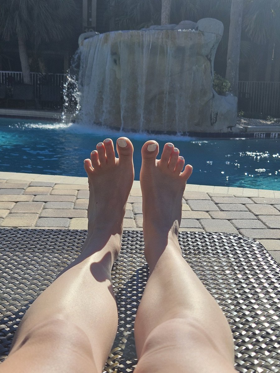 Poolside! 
👣
#feet #feetpicsforsale #feetpics #footpic #footpic  #toes #paintedtoes