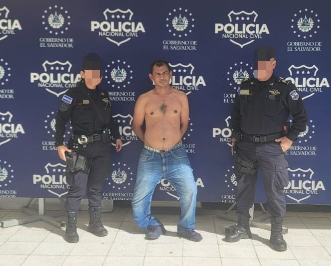 Rodolfo Benjamín Salas, alias “Gancho”, homeboy de la estructura MS13, fue arrestado por las autoridades, así lo informa el ministro de Justicia y Seguridad, Gustavo Villatoro.

Según el ministro, este sujeto cuenta con antecedentes vigentes desde 1998 y será procesado por los