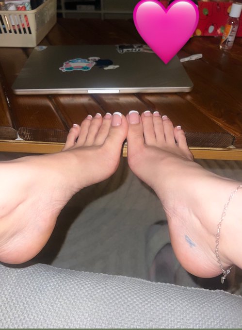 I love french nails so much 😍 #pedicure https://t.co/QJIgFZJJ8i<a href="/tag/pedicure"class="tags">#pedicure</a>