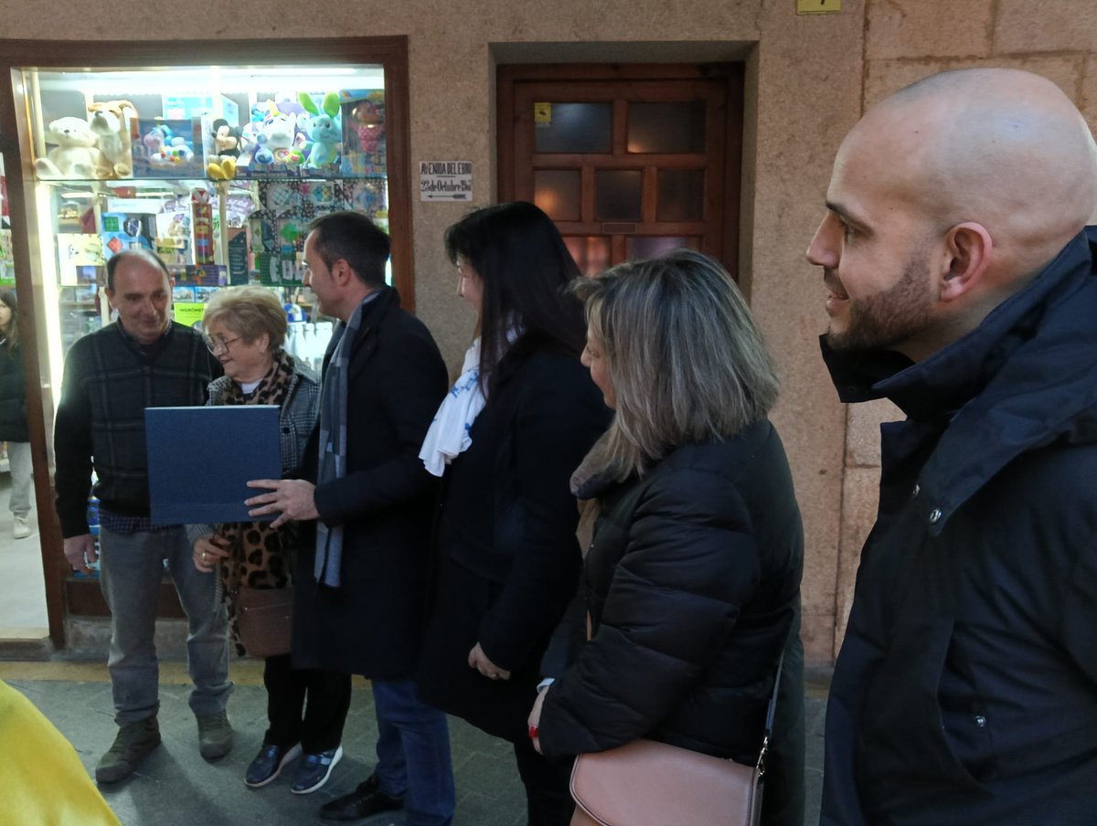 Avui hem fet un petit homenatge i reconeixement a Baratijas El Puente, un comerç històric i emblemàtic de #Tortosa que compleix 70 anys i porta tres generacions al darrere. Moltes felicitats,  gràcies per omplir de vida i regals la nostra ciutat!