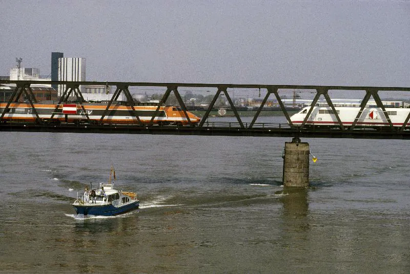 3 mai 1986, gare de Kehl 🇩🇪

Un TGV Sud-Est et un ICE Expérimental se rencontrent sur le pont transfrontalier, encore à voie unique à l'époque, pour célébrer les 125 ans de la construction de l'Europabahn entre Strasbourg et Offenbourg.

📸 SNCF-Médiathèque