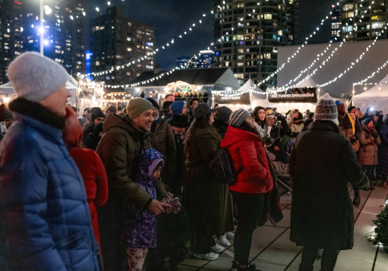 TOPortAuthority's tweet image. Ne manquez pas la dernière fin de semaine de festivités du Winterfest Toronto! ❄️

De délicieuses friandises, une expérience de magasinage unique et toutes sortes d’activités familiales vous attendent au @HarbourfrontTO dans le secteur riverain. #atthewaterfront

Vous avez