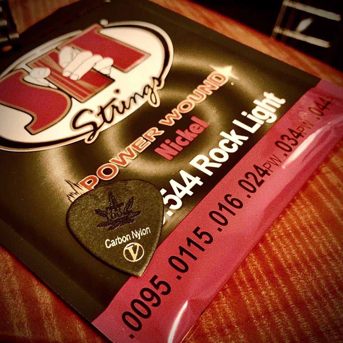 弦も張り換えて今日は初仕事、VOW WOWのリハーサル♪ このSITの.0095