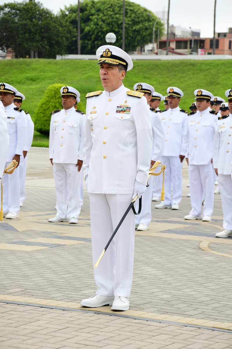 En ceremonia presidida por el Comandante General de la Marina, Almirante Luis Polar Figari, se reconoció al Contralmirante Luis Richard Silva López, como Gerente General de los Servicios Industriales de la Marina.

#SIMAPERÚ #Ceremonia #Reconocimiento