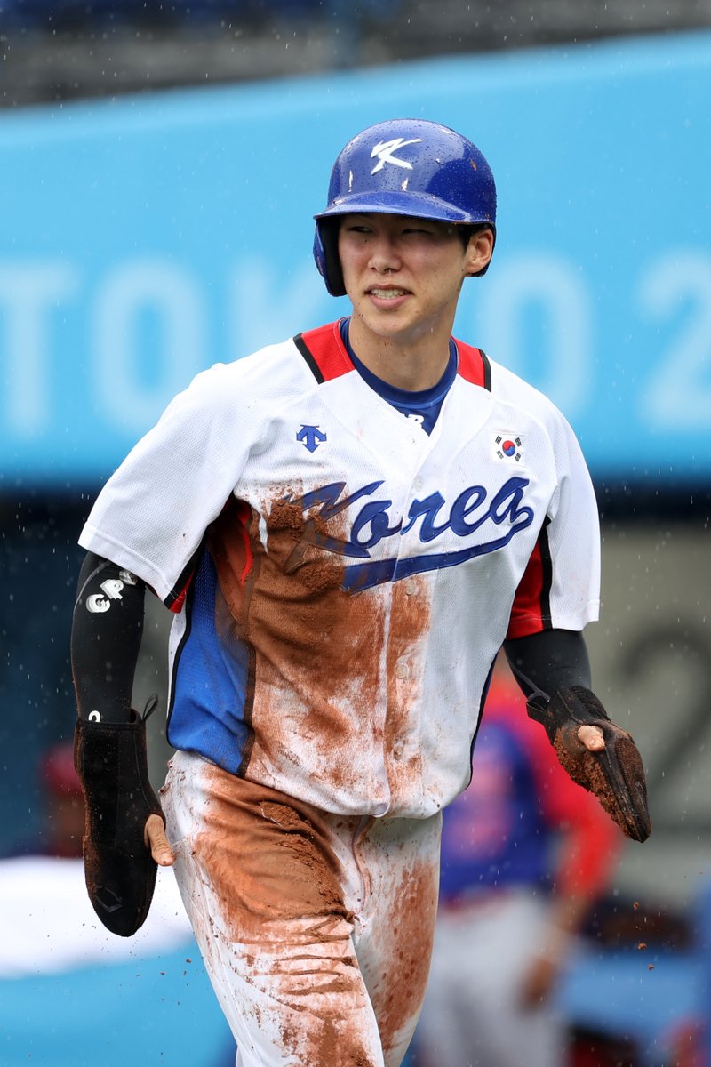 DodgersNation's tweet photo. The Dodgers are eyeing a super-utility role for Kim Hye-seong, per @FabianArdaya 👀

Seong is just 25-years-old and coming off of a dominant stretch in Korea.

What a special signing for LA, they just keep moving this offseason. https://t.co/jBgWqwCnhR