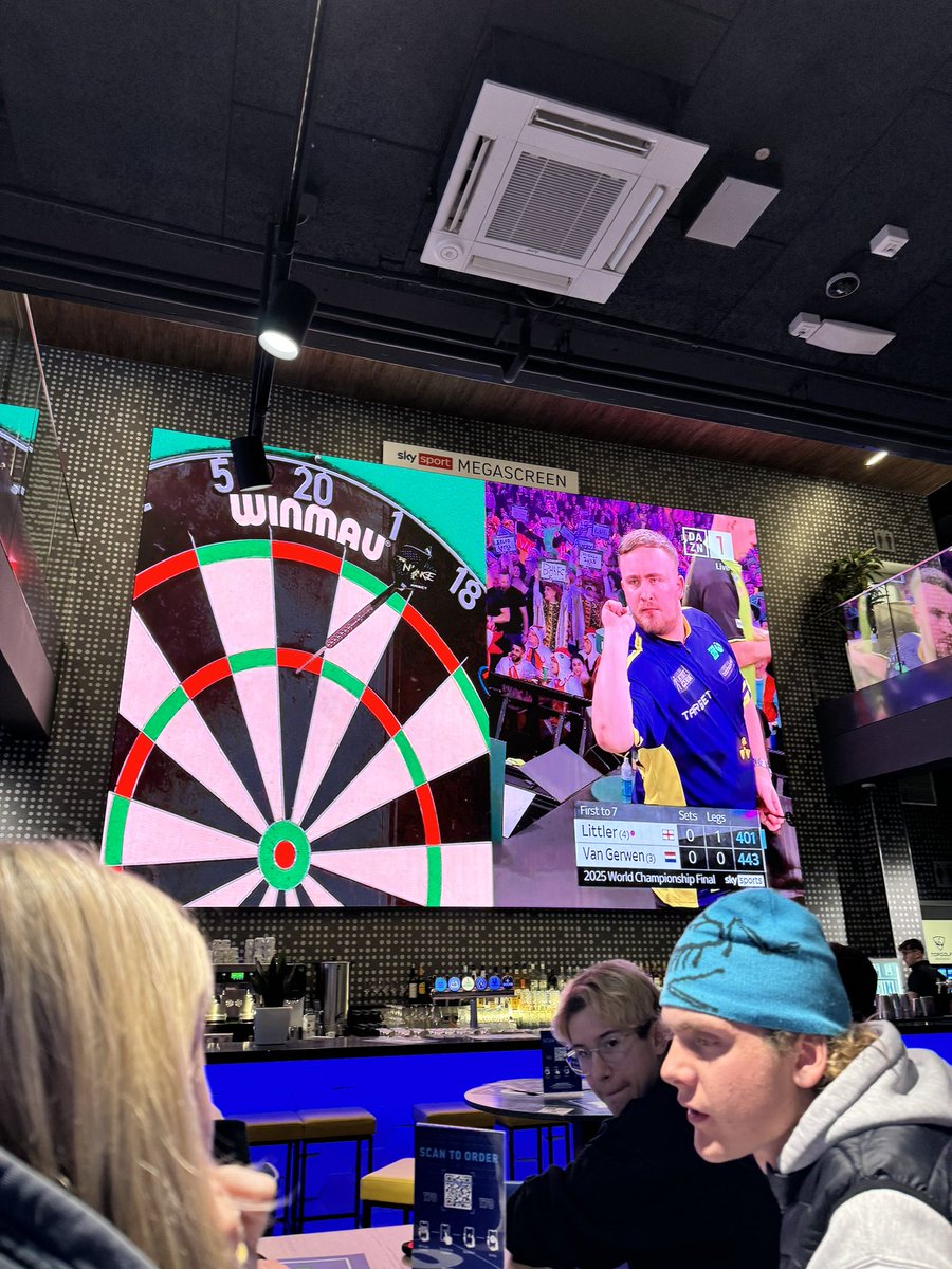 Größeren Bildschirm leider nicht gefunden fürs würdige Finale heute! Grüße aus Oberhausen #dartzn #dartscontentcreatorcup