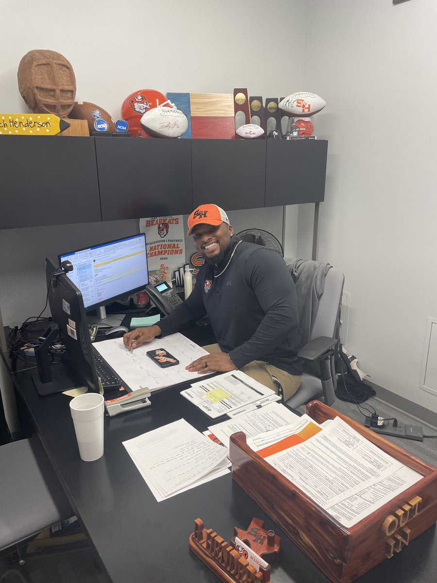 🟧⬜️ Now I’ve got to sit in my former starting TE’s office just to get a sweatshirt around here!  😉 A lot changes inn9 years!!!  #BearkatFamily #BearkatFootball