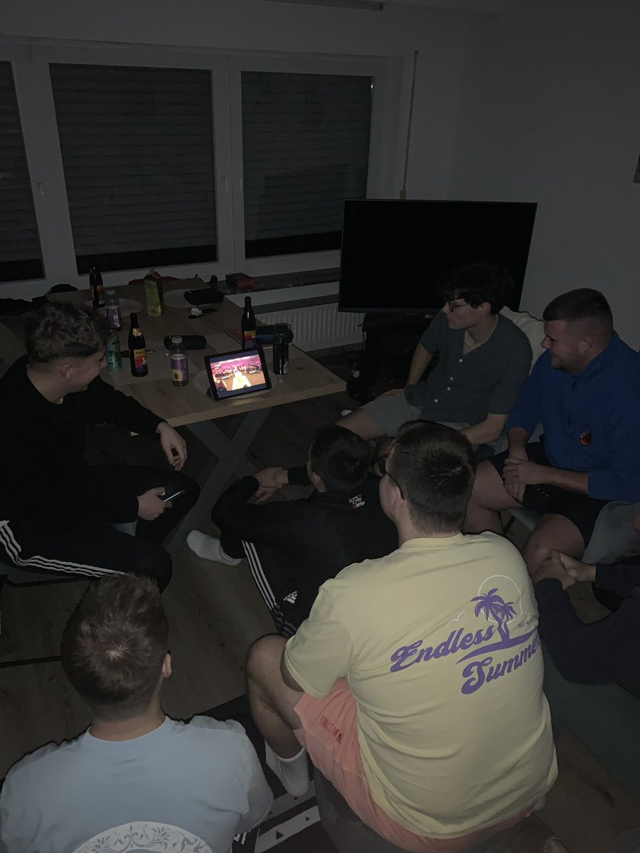 Pünktlich 21:15 stromausfall in der ganzen Stadt also heute zu 11. aufm iPad 
#dartzn #DartsWM <a href="/ElmarPaulke/">Elmar Paulke</a>