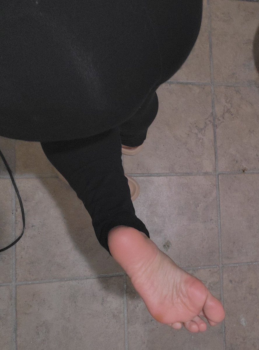 kittensoftpaw's tweet photo. Sniff now before I get in the shower 🤭🦶🏽🚿 #feet #feetworshi̇p #feetparadise #footfetısh #foot #stinky #stinkyfeet #dirtyfeet #stinkyfoot #feetsoles #soles #shower #underwear #feetify #feetfinder https://t.co/w7pIZOKghr