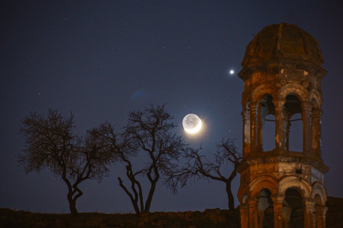 Bu akşam Ay ve Venüs yakın konumdaydı 
📍Aya Panagia kilisesi Kayseri

#Ay #Venus #moon #kayseri <a href="/AstroPhotoTurk/">Astrophotography Turkey 🇹🇷</a>