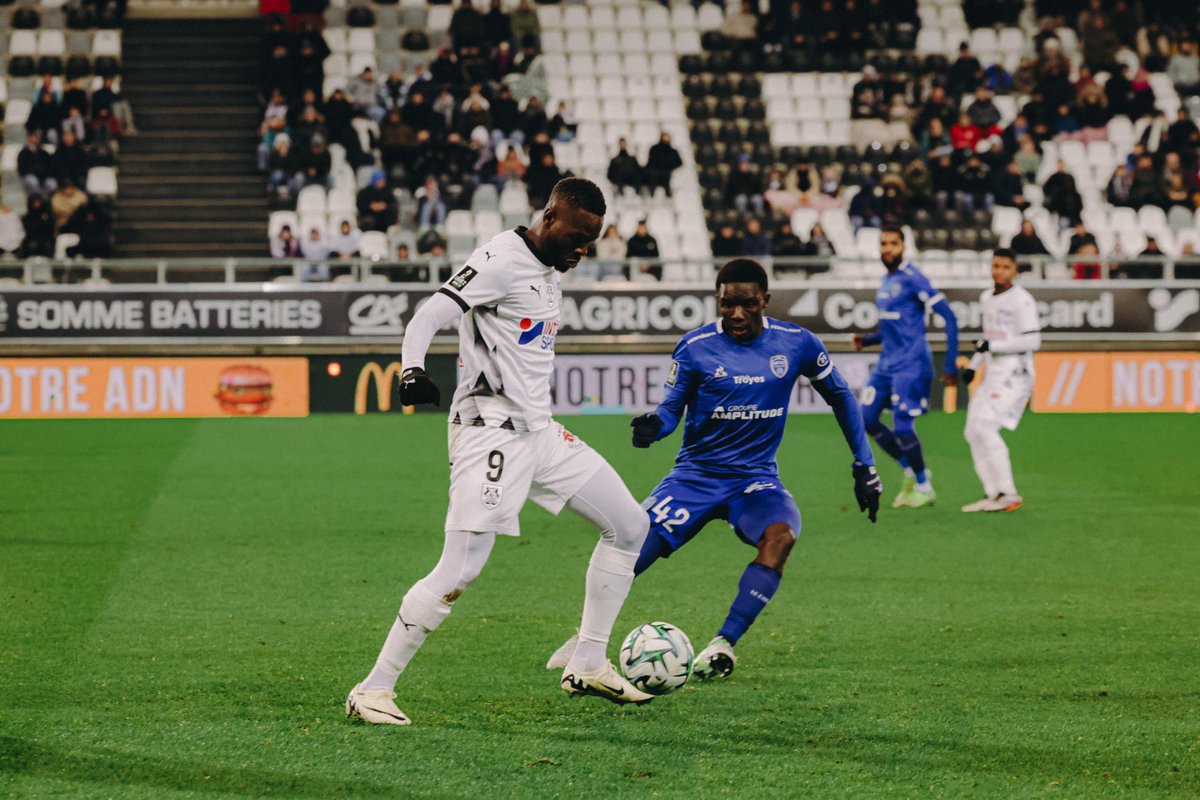 SystemFoot's tweet image. [#Ligue2🇫🇷] #Troyes dispose d’#Amiens 3-0 !

⚽️ #Irié 7’
⚽️ #Saïd 45’+2
⚽️ #Ripart 50’

#ASCESTAC