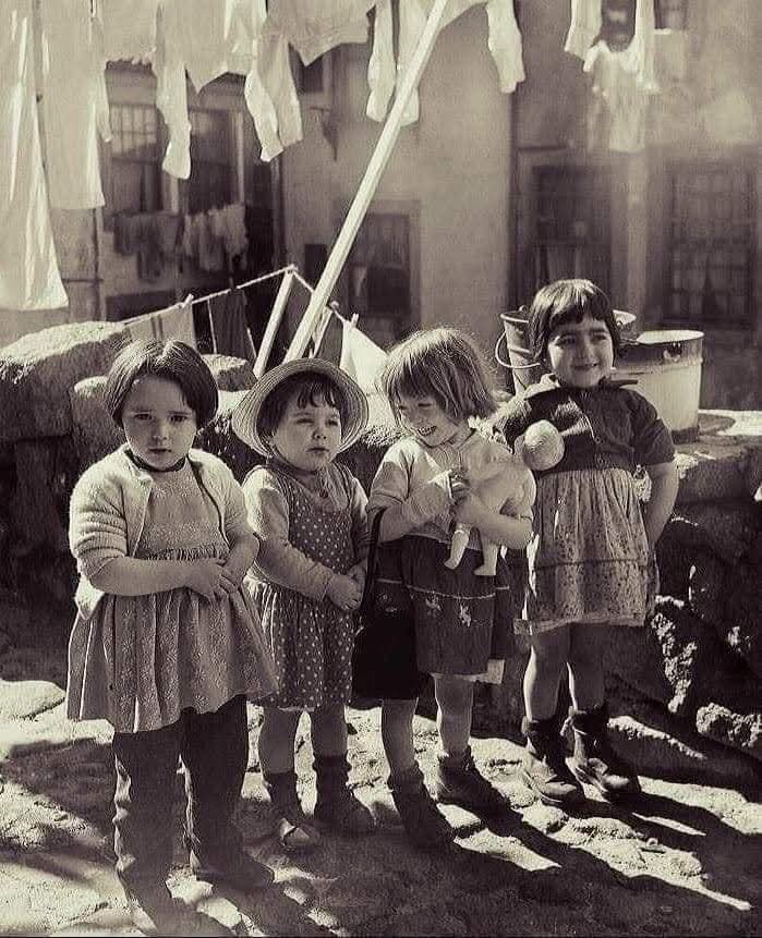 Se siete nati tra il 1950 e il 1980 leggetela.. ☺️

1 – Da bambini andavamo in auto che non avevano cinture di sicurezza né airbag…
2 – Quando andavamo in bicicletta non portavamo il casco.
3 – Bevevamo l’acqua dal tubo del giardino invece che dalla bottiglia dell’acqua