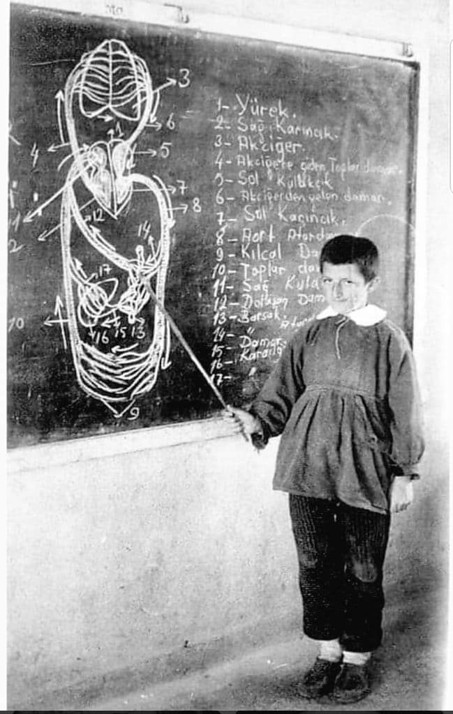 Lise değil, üniversite değil.
Eski bir fotoğraf. İlkokul öğrencisi tahtaya kalkmış.

Bu ülke böyle bir eğitimle bir yerlere gelmişti...