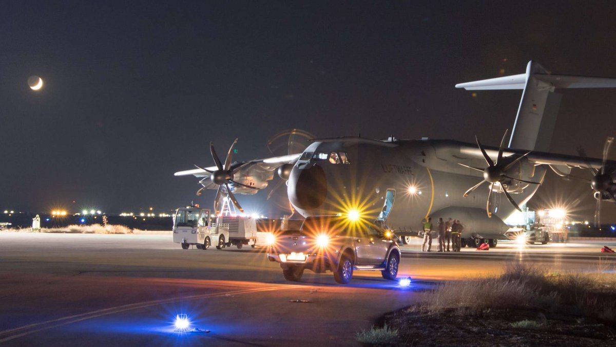 Die Landes- und Bündnisverteidigung ist Kernauftrag der #Bundeswehr. Gemeinsam mit <a href="/NATO/">NATO</a>-Alliierten bewältigt sie in Auslandseinsätzen und anerkannten Missionen Krisen und Konflikte weltweit. 
Eine Übersicht gibt es hier: ⬇️ bundeswehr.de/de/einsaetze-b…