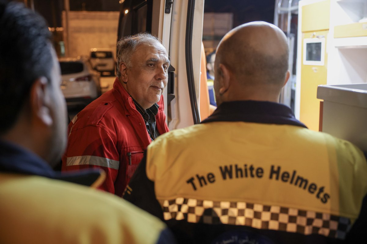 زار رئيس منظمة "الهلال الأحمر العربي السوري<a href="/SYRedCrescent/">Syrian Red Crescent</a> " الدكتور "محمد حازم بقلة" مكتب الدفاع المدني السوري في مدينة #دمشق، وجرى خلال الزيارة تبادل وجهات النظر مع رئيس الدفاع المدني السوري  "رائد الصالح" <a href="/RaedAlSaleh3/">رائد الصالح</a> ونائبه "منير مصطفى" <a href="/MonirMustafa3/">Monir Mustafa</a> وفريق من المؤسسة، حول
