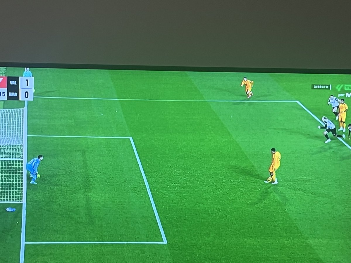 Esto sí que es una auténtica barbaridad el portero fuera de la línea y un jugador del valencia dentro del área y no se repite el penalti #robo #RealMadrid
